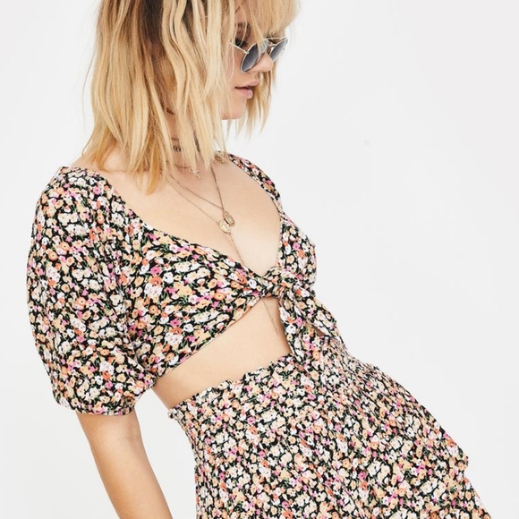 MINKPINK Tops - Minkpink Good Girls Black Floral Print Tie Front Crop Top Women's Size L…